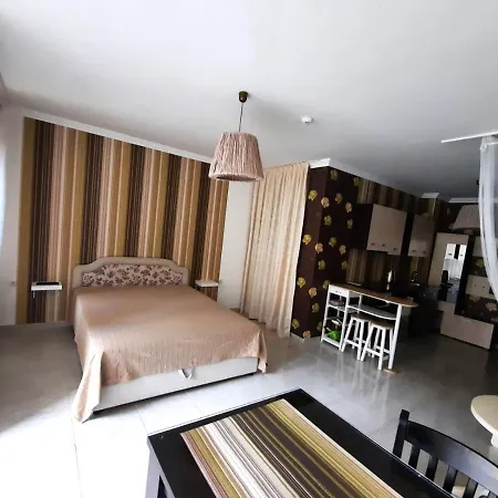 Grosses Studio Olymp In Der Naehe Des Strandes Mit Eigenem Innenhof Und Zugang Zum Pool Апартамент Свети Влас